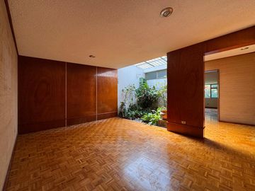 Casa seminueva en venta en Zavaleta Puebla de un nivel con amplio jardín y gran terreno