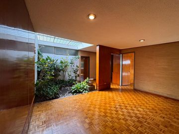 Casa seminueva en venta en Zavaleta Puebla de un nivel con amplio jardín y gran terreno