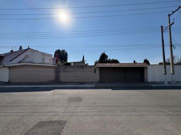 Casa seminueva en venta en Zavaleta Puebla de un nivel con amplio jardín y gran terreno