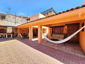 PROPIEDAD EN EL CORAZÓN DE BERNAL CON POTENCIAL PARA AIRBNB Y HOSPEDAJE, QRO.