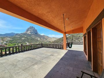 PROPIEDAD EN EL CORAZÓN DE BERNAL CON POTENCIAL PARA AIRBNB Y HOSPEDAJE, QRO.