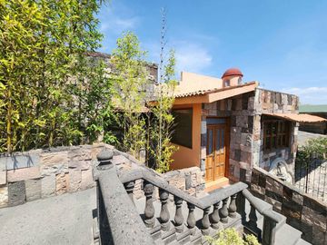 PROPIEDAD EN EL CORAZÓN DE BERNAL CON POTENCIAL PARA AIRBNB Y HOSPEDAJE, QRO.