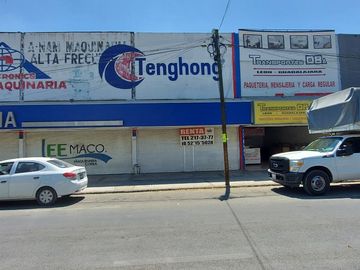 Local comercial con Bodega, Plaza Calziplaza, con estacionamiento, sobre el Blvd Juventino Rosas 410 San Francisco del rincón, Gto