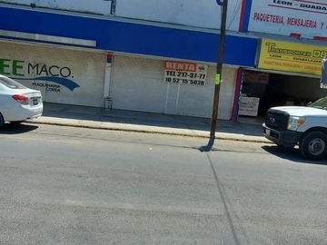 Local comercial con Bodega, Plaza Calziplaza, con estacionamiento, sobre el Blvd Juventino Rosas 410 San Francisco del rincón, Gto