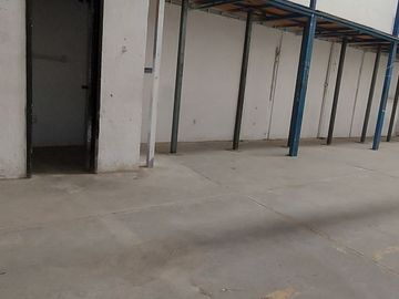 Local comercial con Bodega, Plaza Calziplaza, con estacionamiento, sobre el Blvd Juventino Rosas 410 San Francisco del rincón, Gto