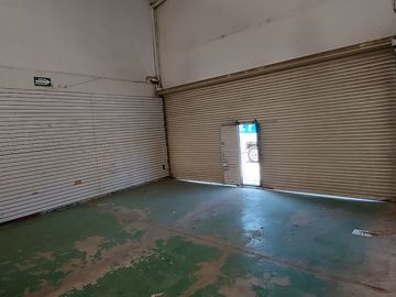 Local comercial con Bodega, Plaza Calziplaza, con estacionamiento, sobre el Blvd Juventino Rosas 410 San Francisco del rincón, Gto