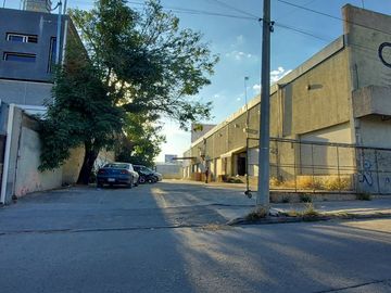 Local comercial con Bodega, Plaza Calziplaza, con estacionamiento, sobre el Blvd Juventino Rosas 410 San Francisco del rincón, Gto