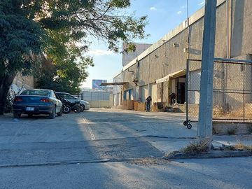 Local comercial con Bodega, Plaza Calziplaza, con estacionamiento, sobre el Blvd Juventino Rosas 410 San Francisco del rincón, Gto