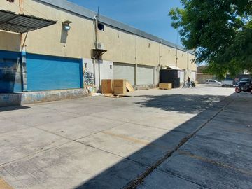 Local comercial con Bodega, Plaza Calziplaza, con estacionamiento, sobre el Blvd Juventino Rosas 410 San Francisco del rincón, Gto