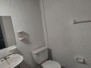Local comercial con Bodega, Plaza Calziplaza, con estacionamiento, sobre el Blvd Juventino Rosas 410 San Francisco del rincón, Gto