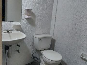 Local comercial con Bodega, Plaza Calziplaza, con estacionamiento, sobre el Blvd Juventino Rosas 410 San Francisco del rincón, Gto