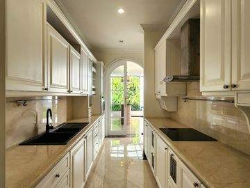FOR SALE RUMAH 2 LANTAI KLASIK MODERN SIAP HUNI  PONDOK INDAH  JAKARTA SELATAN