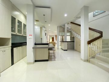 Cinere Megapolitan Rumah 2 Lantai Rapih dan Terawat