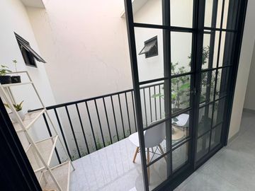 Rumah Aesthetic 2 LT Full-Furnished Akses Strategis di Cluster, Bekasi - HGB