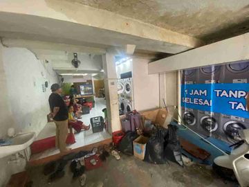 DIJUAL – Bangunan 3 Lantai Pinggir Jalan Utama Dekat Hub Transportasi 🏢🚆✨
