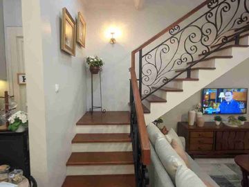 rumah white house di Cibubur jkt timur