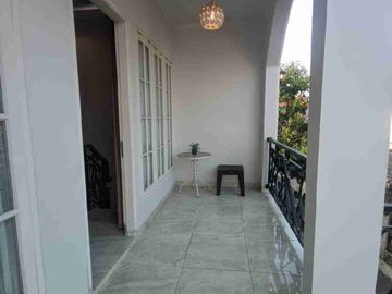 rumah white house di Cibubur jkt timur