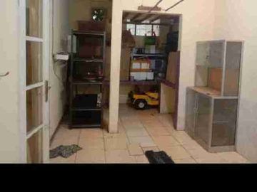 rumah 2 lantai + kolam renang pribadi Jatinegara baru