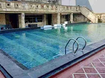 rumah 2 lantai + kolam renang pribadi Jatinegara baru