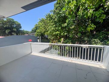 FOR SALE 3-Bedroom House with Garden & Pool in White Plains, Quezon City - RH188