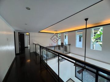 FOR SALE 3-Bedroom House with Garden & Pool in White Plains, Quezon City - RH188