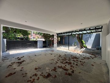 FOR SALE 3-Bedroom House with Garden & Pool in White Plains, Quezon City - RH188