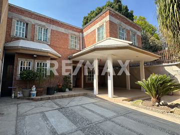 Casa en venta en Coyoacán | Departamento independiente y 5 estacionamientos