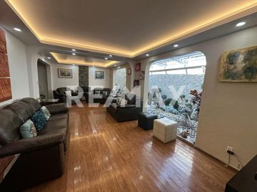 Casa en venta en Coyoacán | Departamento independiente y 5 estacionamientos