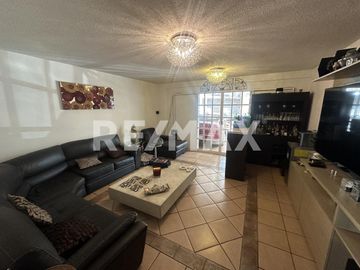 Casa en venta en Coyoacán | Departamento independiente y 5 estacionamientos