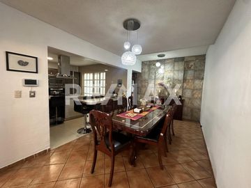 Casa en venta en Coyoacán | Departamento independiente y 5 estacionamientos