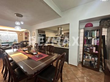 Casa en venta en Coyoacán | Departamento independiente y 5 estacionamientos