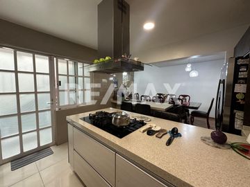 Casa en venta en Coyoacán | Departamento independiente y 5 estacionamientos