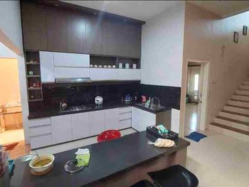 rumah mewah 2 lt lingkungan elite permata jingga ( pj ) posisi hook dekat green orchid suhat, dekat kampus UB Brawijaya depan rumah berupa fasum taman dan jalan kembar