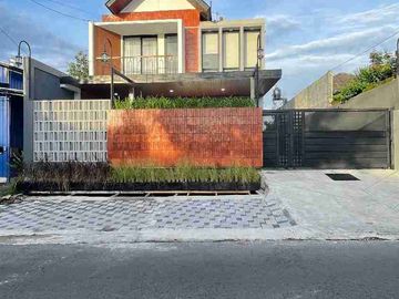 Rumah Induk dan 3 Villa Mewah Modern Full Furnished