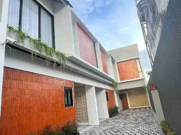 Rumah Induk dan 3 Villa Mewah Modern Full Furnished
