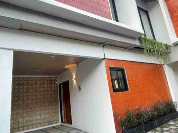 Rumah Induk dan 3 Villa Mewah Modern Full Furnished