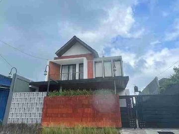 Rumah Induk dan 3 Villa Mewah Modern Full Furnished