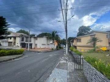 SE VENDE CASA DISTRIBUIDA POR NIVELES EN CONJUNTO GUAYACANES DEL RIO UBICADA VIA A COMFACAUCA NORTE DE POPAYAN