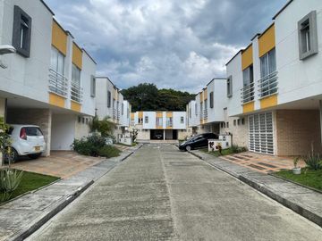 SE VENDE CASA EN CONDOMINIO ALTOS DE TULCAN CONJUNTO UBICADO SECTOR UNICAUCA, CLINICAS YUNIVERSIDADES