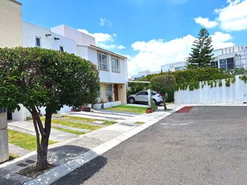 CASA EN VENTA EN RESIDENCIAL DEL PARQUE EL MARQUES QUERETARO A MINUTOS DE HEB 3 RECAMARAS SALA DE TV  Y VIGILANCIA