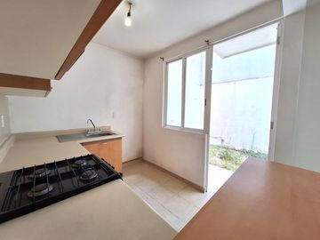 CASA EN VENTA EN RESIDENCIAL DEL PARQUE EL MARQUES QUERETARO A MINUTOS DE HEB 3 RECAMARAS SALA DE TV  Y VIGILANCIA