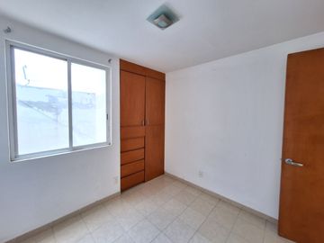 CASA EN VENTA EN RESIDENCIAL DEL PARQUE EL MARQUES QUERETARO A MINUTOS DE HEB 3 RECAMARAS SALA DE TV  Y VIGILANCIA