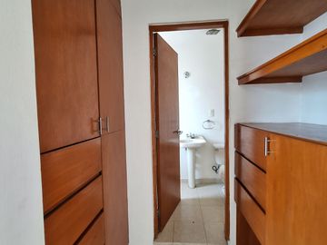 CASA EN VENTA EN RESIDENCIAL DEL PARQUE EL MARQUES QUERETARO A MINUTOS DE HEB 3 RECAMARAS SALA DE TV  Y VIGILANCIA