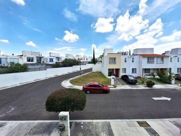 CASA EN VENTA EN RESIDENCIAL DEL PARQUE EL MARQUES QUERETARO A MINUTOS DE HEB 3 RECAMARAS SALA DE TV  Y VIGILANCIA