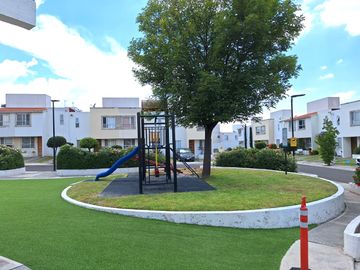 CASA EN VENTA EN RESIDENCIAL DEL PARQUE EL MARQUES QUERETARO A MINUTOS DE HEB 3 RECAMARAS SALA DE TV  Y VIGILANCIA
