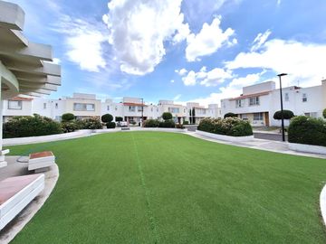 CASA EN VENTA EN RESIDENCIAL DEL PARQUE EL MARQUES QUERETARO A MINUTOS DE HEB 3 RECAMARAS SALA DE TV  Y VIGILANCIA