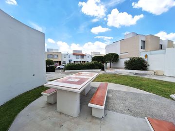 CASA EN VENTA EN RESIDENCIAL DEL PARQUE EL MARQUES QUERETARO A MINUTOS DE HEB 3 RECAMARAS SALA DE TV  Y VIGILANCIA