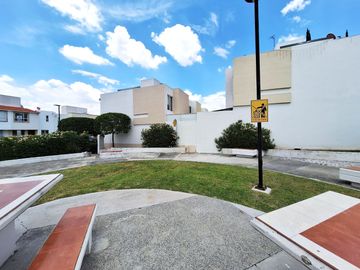 CASA EN VENTA EN RESIDENCIAL DEL PARQUE EL MARQUES QUERETARO A MINUTOS DE HEB 3 RECAMARAS SALA DE TV  Y VIGILANCIA