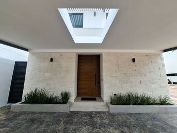 SE VENDE ESPLENDIDA RESIDENCIA LAGOS DEL SOL 4 REC, CTO SERV C/B, AREA TV, ALBERCA, CASA CLUB