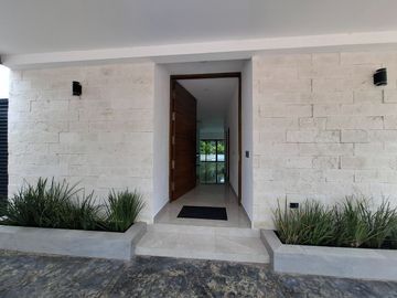 SE VENDE ESPLENDIDA RESIDENCIA LAGOS DEL SOL 4 REC, CTO SERV C/B, AREA TV, ALBERCA, CASA CLUB